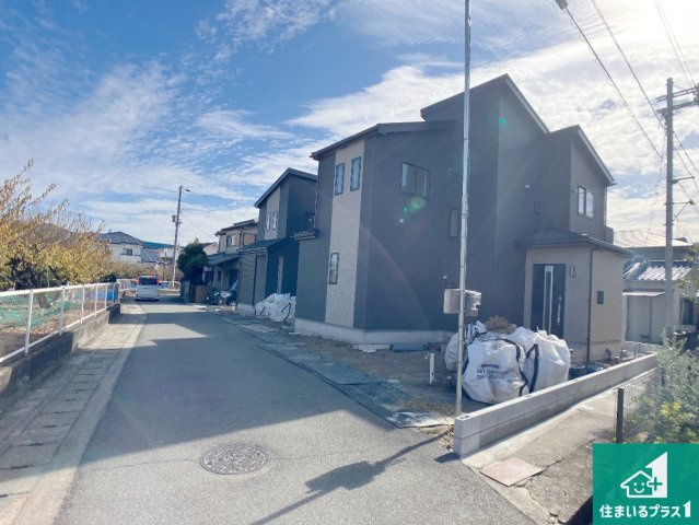 加古川市平岡町土山　新築一戸建ての前面道路含む現地写真|周辺は落ち着いた街並みの住宅地！子育てがしやすい住環境です！まだ未完成ですが、現地でしかわからない事もございます。是非一度ご覧ください。