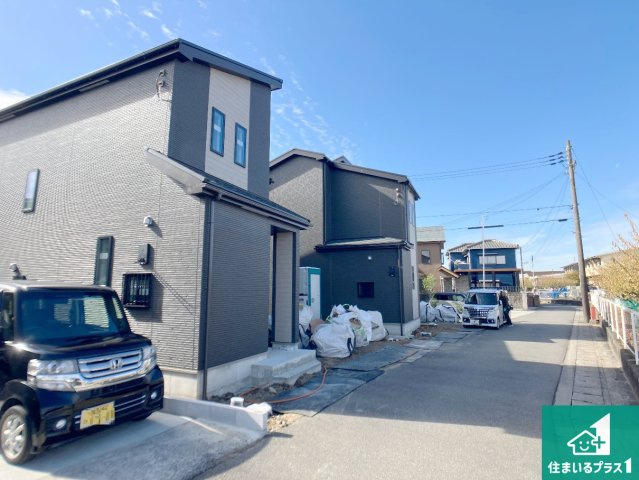 加古川市平岡町土山　新築一戸建ての前面道路含む現地写真|周辺は落ち着いた街並みの住宅地！子育てがしやすい住環境です！まだ未完成ですが、現地でしかわからない事もございます。是非一度ご覧ください。