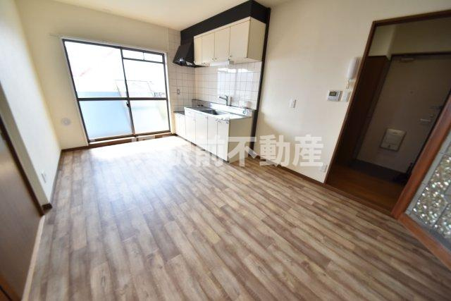 呉市晴海町ビル(SEASIDE HARUMI)の居間・リビング