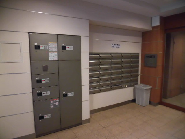 大阪市中央区徳井町２丁目の賃貸マンションのエントランス