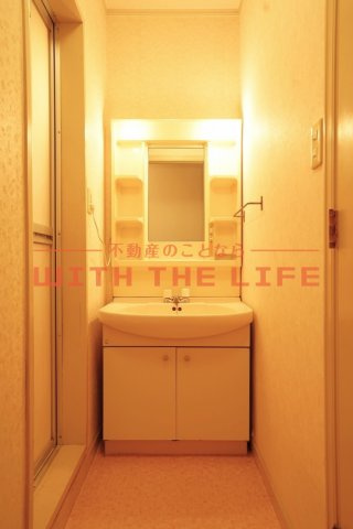 メゾンフルール【キャッシュバック対象物件】の独立洗面台|落ち着いた色調の寝室です