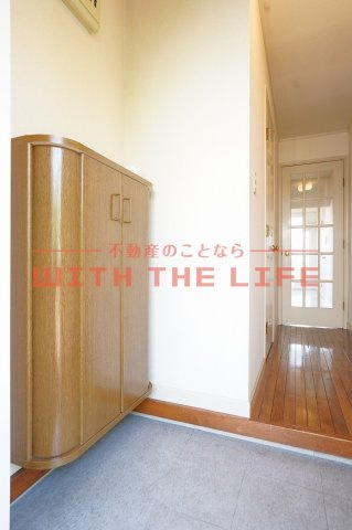 メゾンフルール【キャッシュバック対象物件】の玄関|明るい玄関です