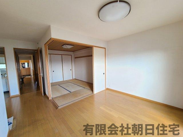 【居間・リビング】 | サーパス学園東 | 6帖の和室は収納たっぷりの押入れもあります