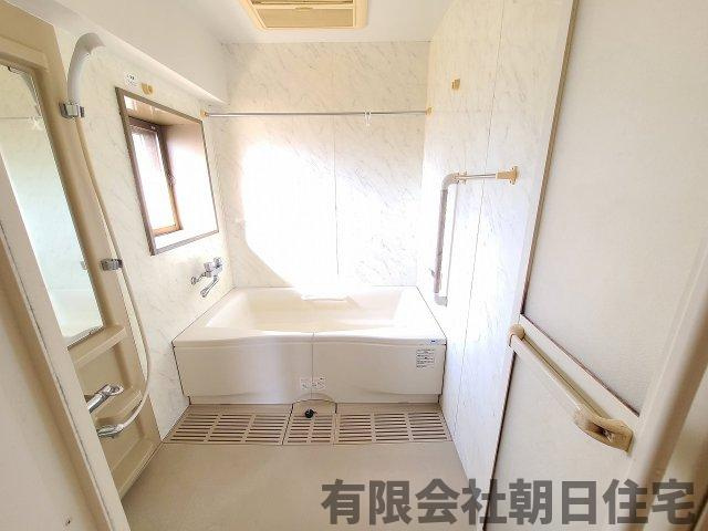 【浴室】 | サーパス学園東 | バルコニーに面した窓のある明るいお風呂です