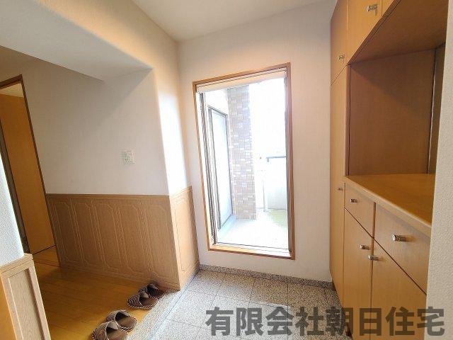 【玄関】 | サーパス学園東 | 玄関の扉を開けると大きな窓からの日が差し込みます