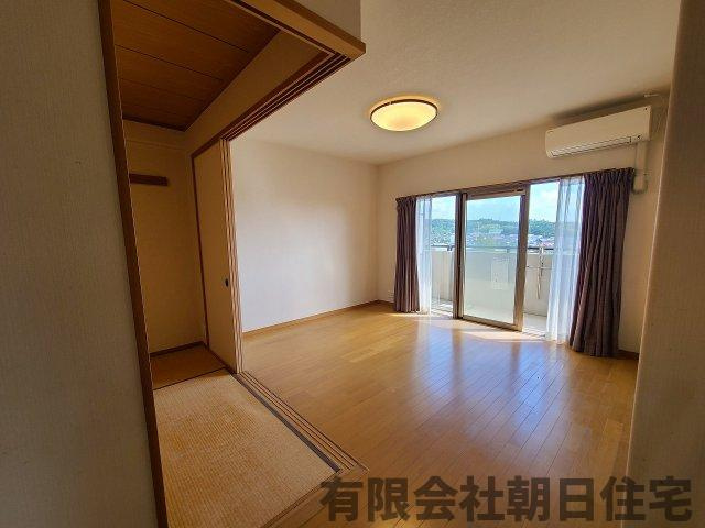 【居間・リビング】 | サーパス学園東 | 和室6帖と12.8帖のリビングダイニングです