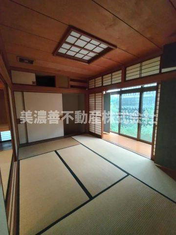 ６５９３７　岐阜市椿洞中古戸建ての和室|1階南西