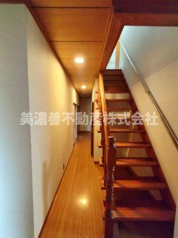 ６５９３７　岐阜市椿洞中古戸建てのその他|1階廊下、階段