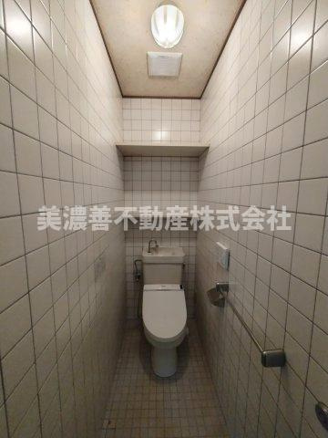 ６５９３７　岐阜市椿洞中古戸建てのトイレ|1階