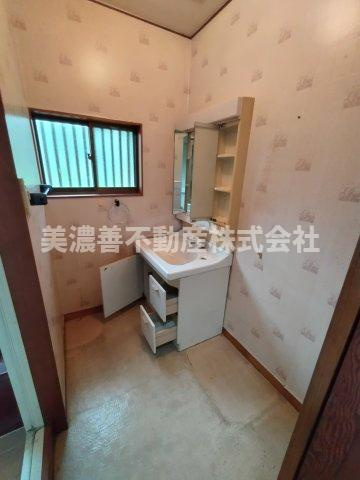 ６５９３７　岐阜市椿洞中古戸建ての洗面所