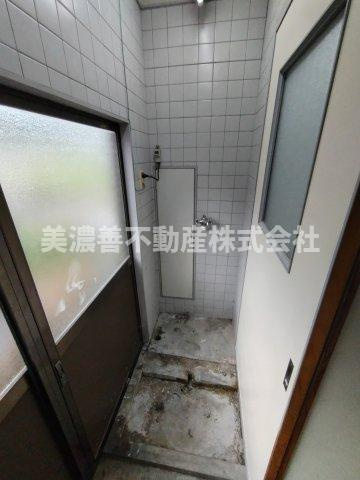 ６５９３７　岐阜市椿洞中古戸建てのランドリースペース