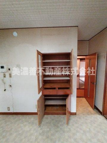 ６５９３７　岐阜市椿洞中古戸建てのキッチン|造付食器棚