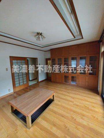 ６５９３７　岐阜市椿洞中古戸建ての洋室|1階北西