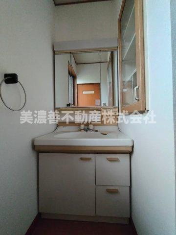 ６５９３７　岐阜市椿洞中古戸建ての独立洗面台|2階