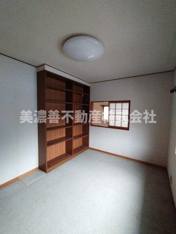 ６５９３７　岐阜市椿洞中古戸建ての洋室|2階北東