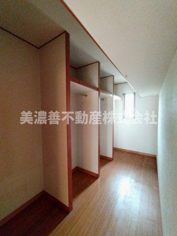 ６５９３７　岐阜市椿洞中古戸建ての収納|ウォークインクローゼット