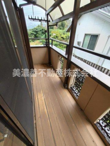６５９３７　岐阜市椿洞中古戸建てのバルコニー