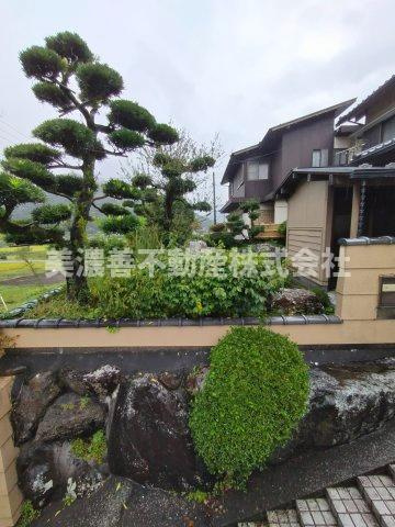 ６５９３７　岐阜市椿洞中古戸建ての庭
