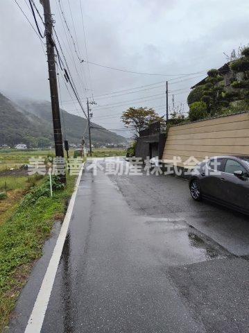 ６５９３７　岐阜市椿洞中古戸建ての前面道路含む現地写真