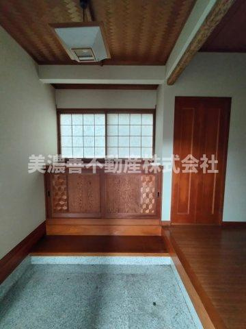 ６５９３７　岐阜市椿洞中古戸建ての玄関