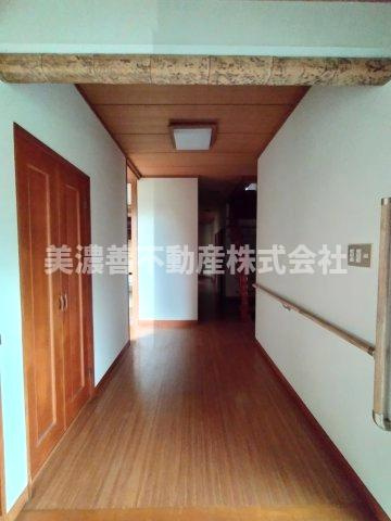 ６５９３７　岐阜市椿洞中古戸建ての玄関