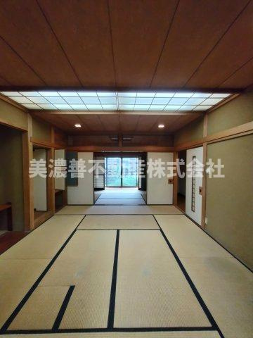 ６５９３７　岐阜市椿洞中古戸建ての和室|1階南東