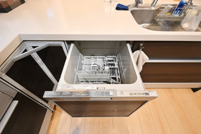 【キッチン】 | 太田市細谷町　中古戸建 | 家族並んで料理ができるワイドカウンターのキッチン♪ 
食器洗い乾燥機付きで家事もラクラク♪  