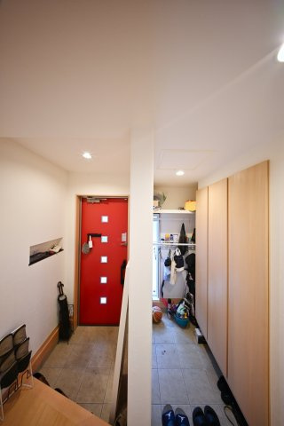 【玄関】 | 太田市細谷町　中古戸建 | 天井までの高さがあるたっぷり玄関収納。可動棚で調整可能ですので、背の高いブーツもすっぽり収まります。