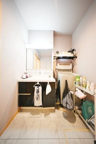 【キッチン】 | 太田市細谷町　中古戸建 | 3面鏡付きの洗面台は後ろが見えるのでヘアセットがバッチリ決まります！