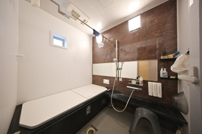 【浴室】 | 太田市細谷町　中古戸建 | 清潔感あるお風呂はフルオートバスでお湯張りもラクラク♪
お風呂は窓があるので換気もできます。