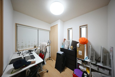 【洋室】 | 太田市細谷町　中古戸建 | 1階の洋室は離れ間なのでテレワークや趣味のお部屋として最適です♪