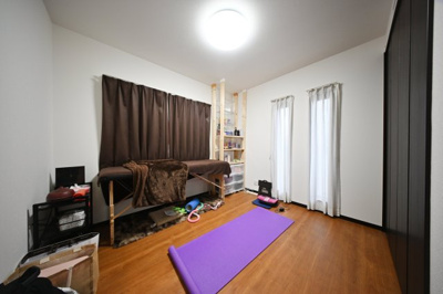 【洋室】 | 太田市細谷町　中古戸建 | 2階の各居室にはしっかりとした容量のスペースを確保しているので、お部屋は美しい空間を保てますね♪