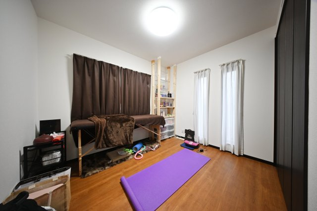 【洋室】 | 太田市細谷町　中古戸建 | 2階の各居室にはしっかりとした容量のスペースを確保しているので、お部屋は美しい空間を保てますね♪