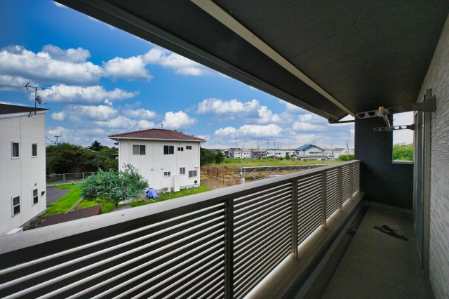 【バルコニー】 | 太田市細谷町　中古戸建 | 広々としたワイドバルコニーは日当たりがよく洗濯物がよく乾きます♪