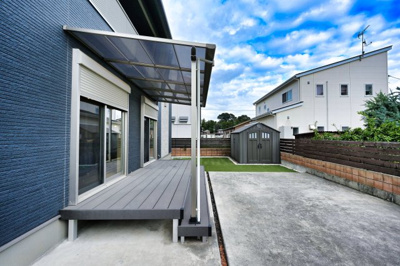 【庭】 | 太田市細谷町　中古戸建 | お庭には屋根付きのウッドデッキがありBBQを楽しめます♪