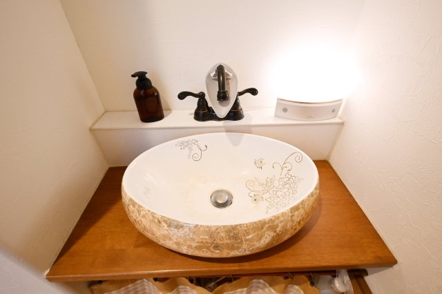 【トイレ】 | 太田市細谷町　中古戸建 | 玄関から帰ってすぐに手を洗えるかわいらしいデザインの洗面台