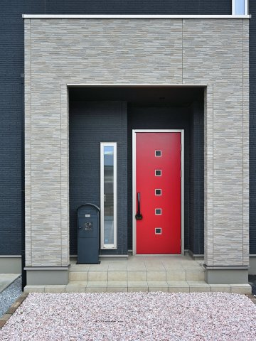 【玄関】 | 太田市細谷町　中古戸建 | 屋根付きの玄関は雨の日のぬれずに出入りすることができます！
ダブルロックドアで防犯性も◎