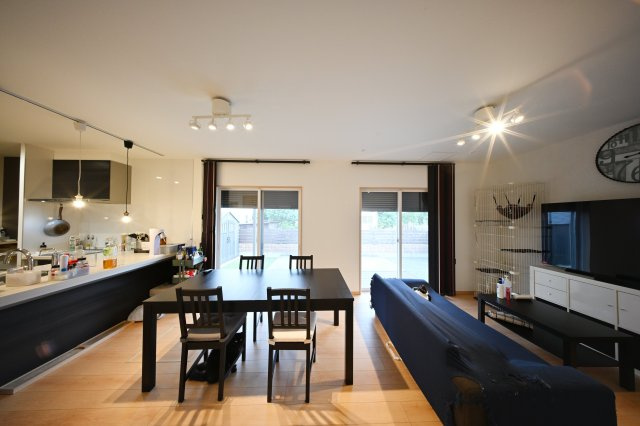 【居間・リビング】 | 太田市細谷町　中古戸建 | 広々としていて明るい日差しもたくさん入ってきます。家具を置いてもゆとりある空間となっております♪