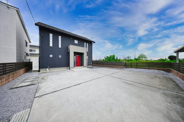 【駐車場】 | 太田市細谷町　中古戸建 | 並列駐車可能なカースペースです！お客様も遊びに来やすいですね♪