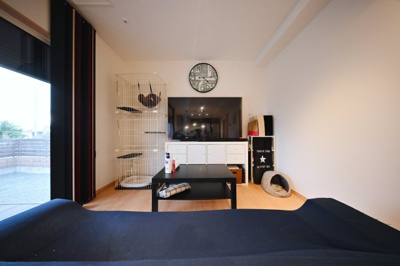 【居間・リビング】 | 太田市細谷町　中古戸建 | 温かみのある木目のフローリングが印象的なリビング。
家族団らんの時間をゆったりとお楽しみください♪