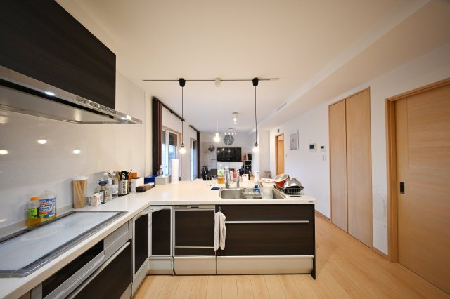 【キッチン】 | 太田市細谷町　中古戸建 | 人気の対面式キッチン。お食事の準備をしながらでもご家族とのコミュニケーションを楽しめます♪