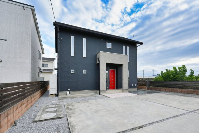 【外観】 | 太田市細谷町　中古戸建 | 青空に映える高級感のあるエクステリアです。
ぜひ一度ご見学ください！