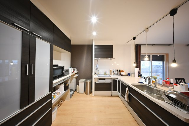 【キッチン】 | 太田市細谷町　中古戸建 | システムキッチンは女性目線で設計されており、シンクも広く使いやすい設計です♪