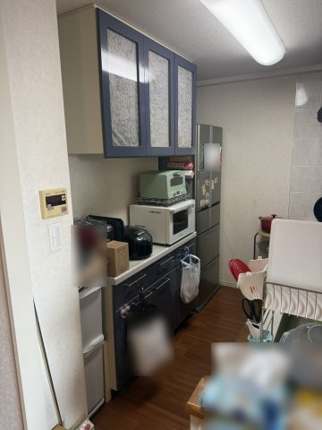 サンクレイドル習志野パセオのキッチン|キッチン背面には便利な収納棚付き