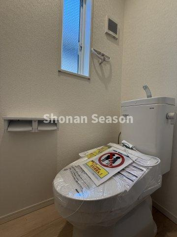 【トイレ】 | １階２階に温水洗浄便座を搭載し、混雑しがちな朝の時間帯も安心です◎