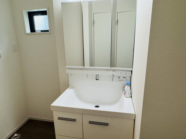 八王子市　台町　新築一戸建て　１０期の独立洗面台|～３面鏡付きの独立洗面台　細々している物をスッキリ収納出来ます～