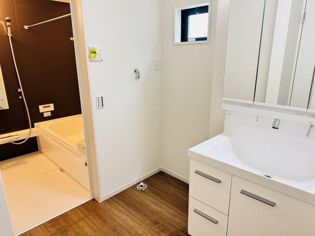 八王子市　台町　新築一戸建て　１０期の脱衣所|～窓付きで明るい洗面所　換気もしやすいです～