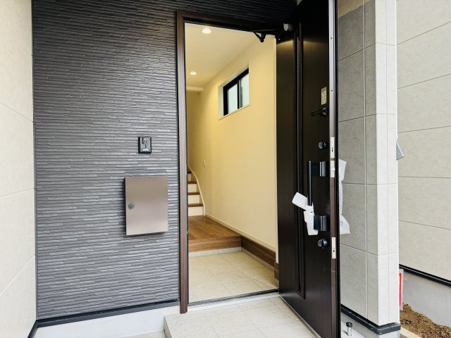 八王子市　台町　新築一戸建て　１０期の玄関|～玄関は安心のWロックキーを採用～