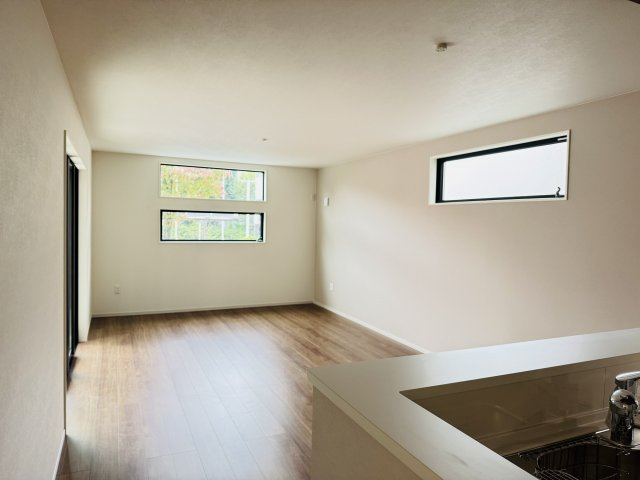 八王子市　台町　新築一戸建て　１０期の居間・リビング|～18.5帖の明るいLDKで、家族団欒の時間をお過ごしいただけます～