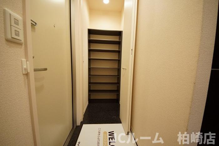 柏崎市東本町３丁目のアパートの玄関